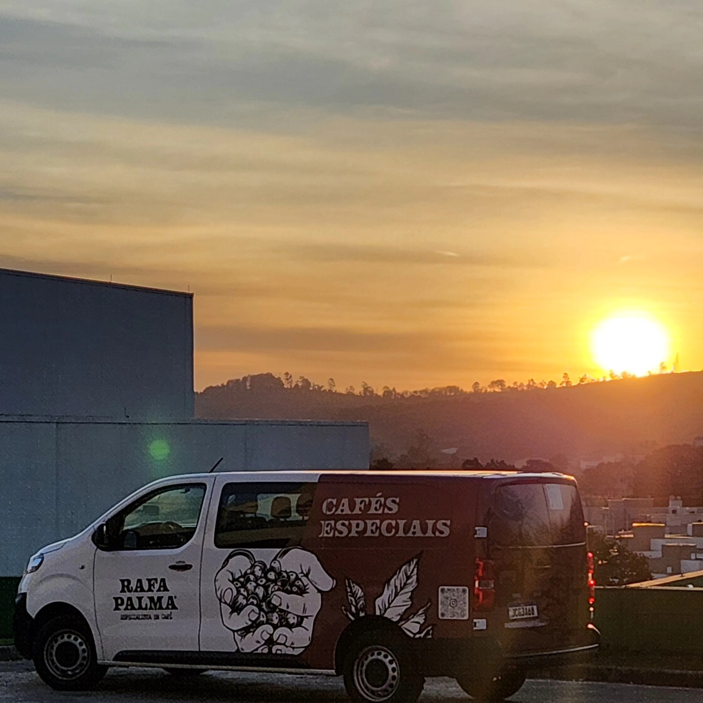 Van Rafa Palma em Atibaia ao pôr do sol