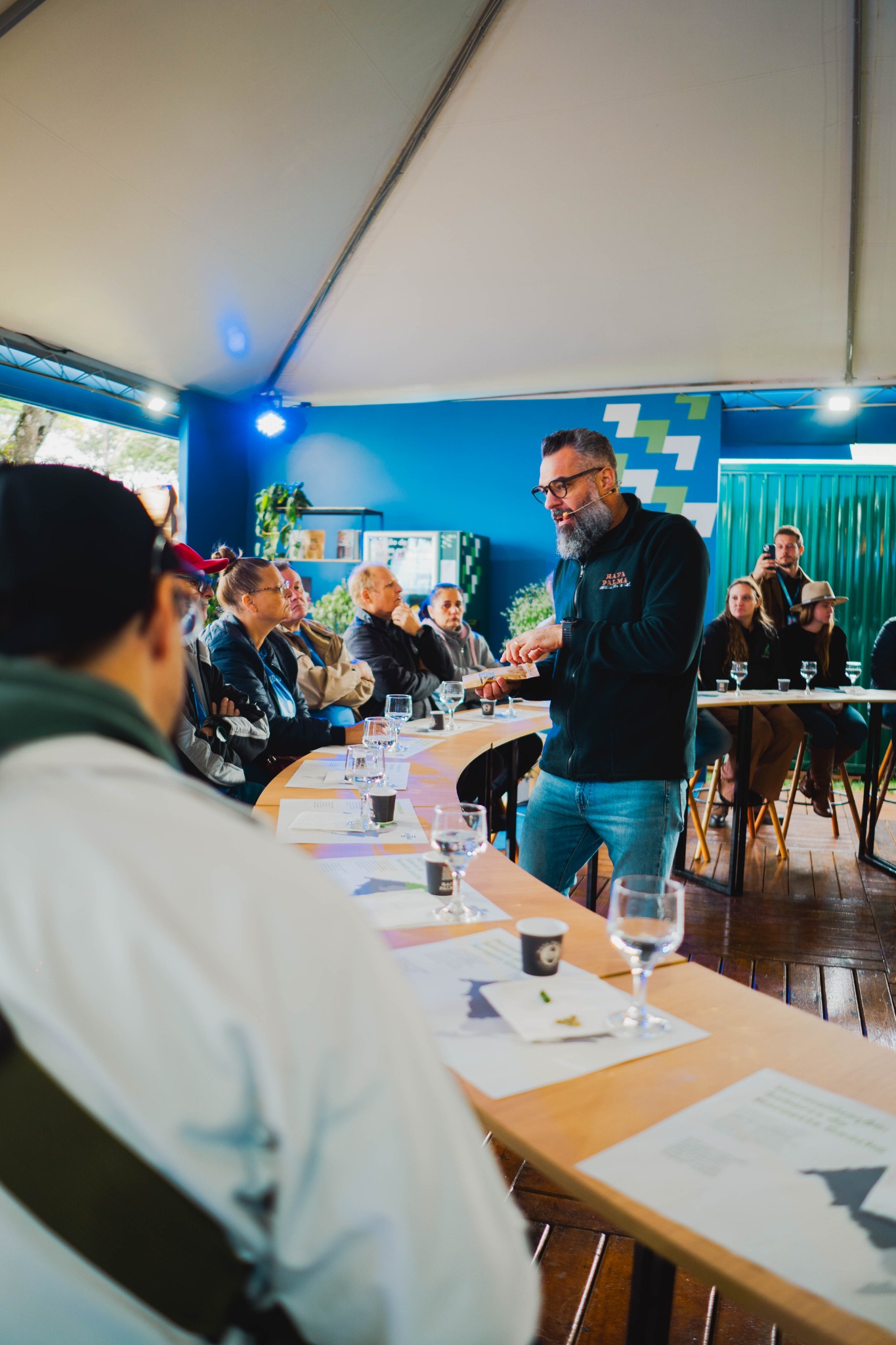 Rafa Palma conduzindo experiência com café